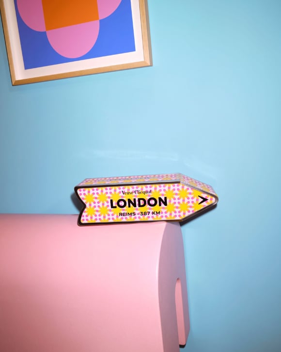 Veuve CLicquot CHasing The Sun Pink arrow 