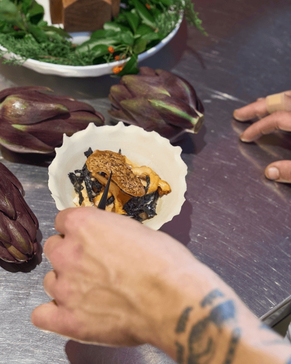 Mattia Trabetti preparing a gastronomic dish