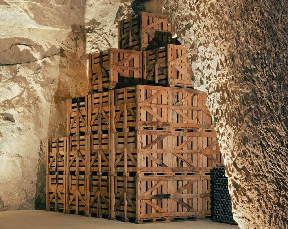 Caisses en bois dans les caves à vin des Crayères Caisses en bois dans les caves à vin des Crayères