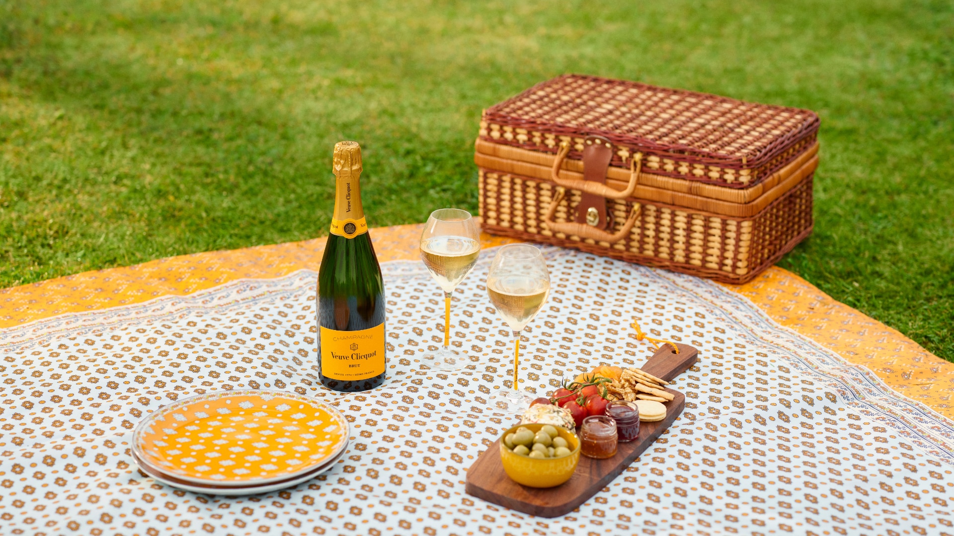 Veuve Clicquot Picnic Program Yellow Label 