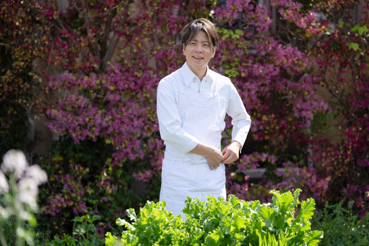 Kanji Kobayashi dans son jardin