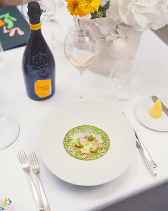 Veuve Clicquot La Grande Dame 2015 en bouteille avec un verre et accords mets-champagne Veuve Clicquot La Grande Dame 2015 en bouteille avec un verre et accords mets-champagne