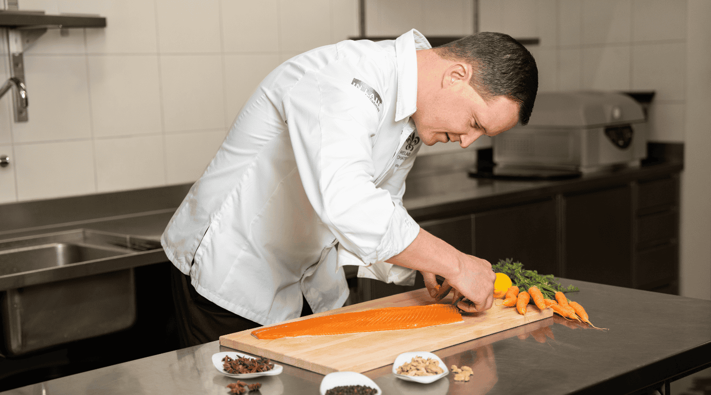 Chef Dario Cadonau en train de cuisiner Chef Dario Cadonau en train de cuisiner