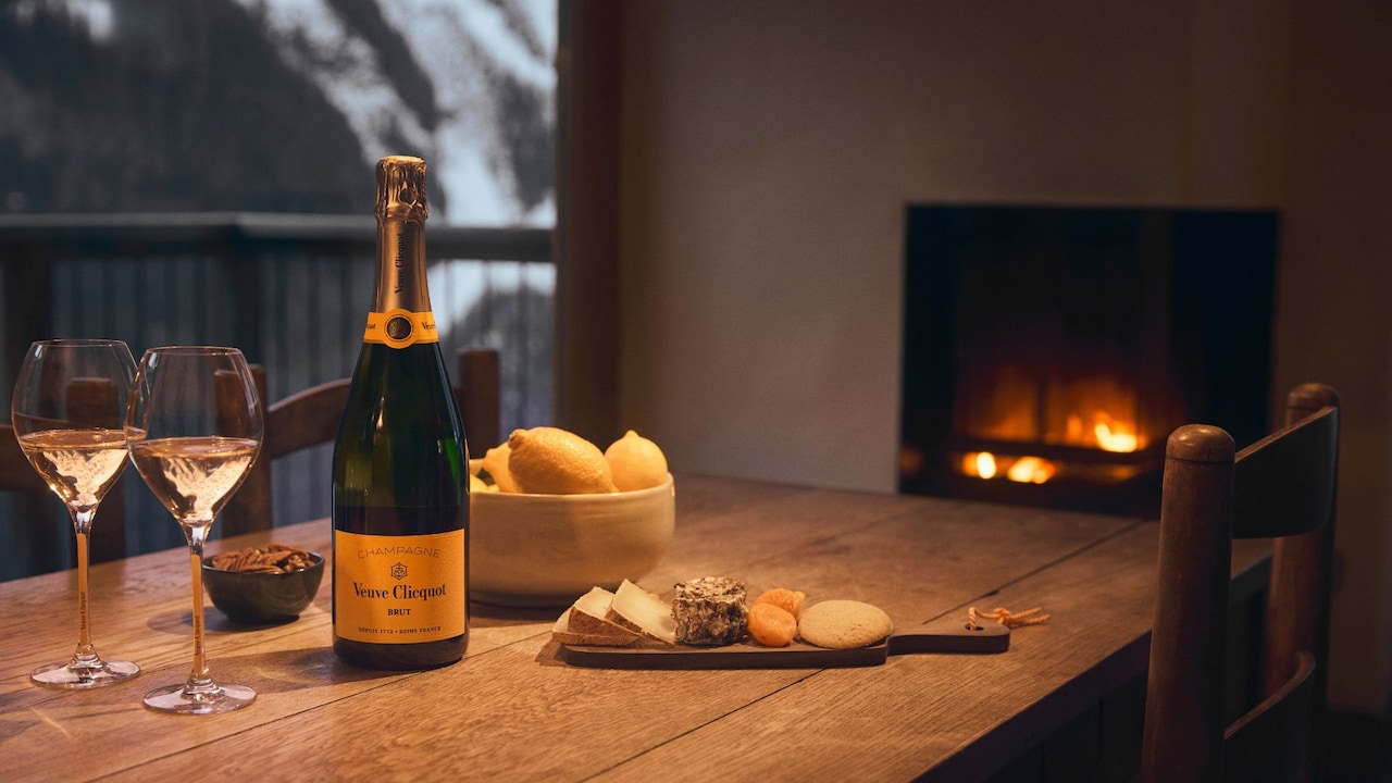Veuve Clicquot Brut Carte Jaune avec deux verres et accords mets et champagne