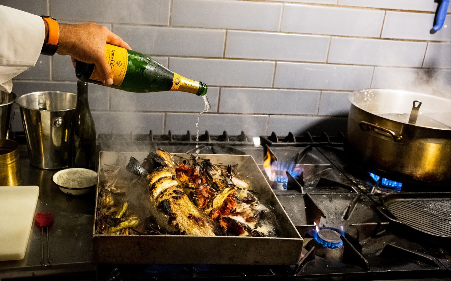 Poisson Entier Aux Tomates, A La Sauge Et Aux Oignons, Sauce Champagne