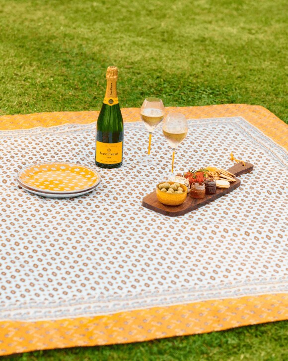 Veuve Clicquot Picnic Yellow Label & Food 