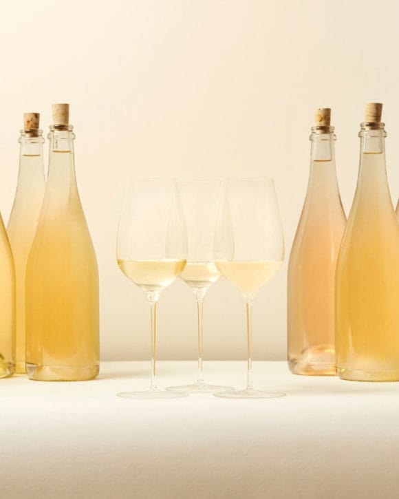 Bouteille de champagne La Grande Dame 2018 accompagnée d'asperges