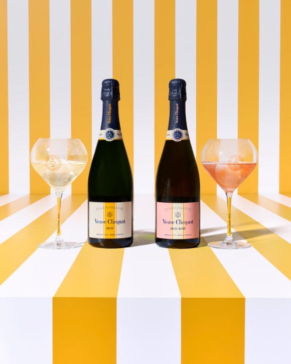 Bouteilles de champagne RICH et RICH Rosé avec deux coupes pleines