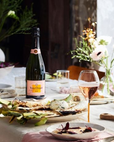 ねぎの上にたっぷりのブラータチーズをのせて