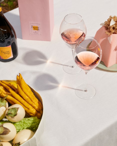 Bottle of La Grande Dame Rosé 2015 with food pairing two glasses and its giftbox
