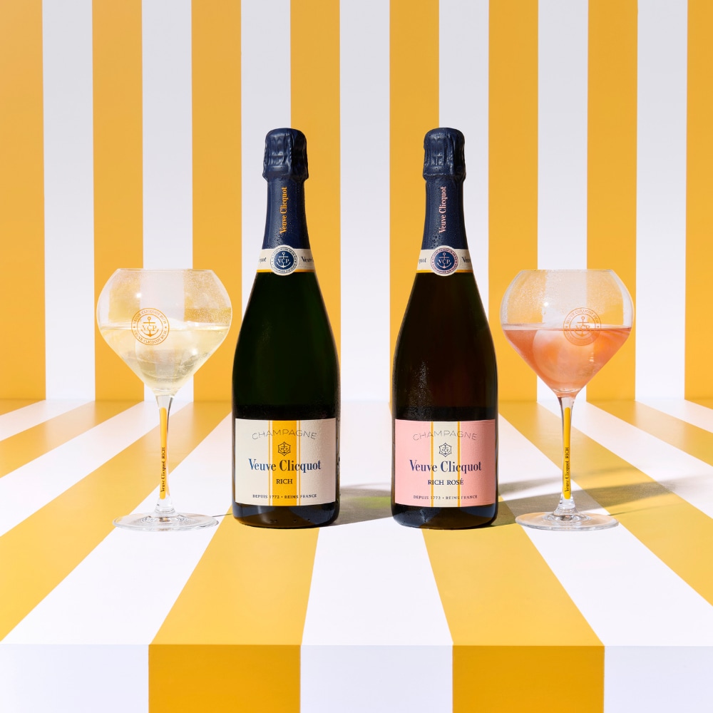 Bouteilles de champagne RICH et RICH Rosé avec deux coupes pleines