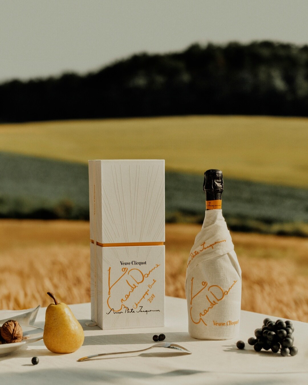 Veuve Clicquot La Grande Dame 2018 by Simon Porte Jacquemus Veuve Clicquot La Grande Dame 2018 by Simon Porte Jacquemus